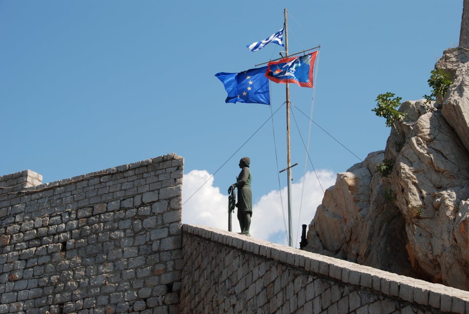 Άποψη του αγάλματος του Ανδρέα Μιαούλη στο Κάστρο του λιμανιού
