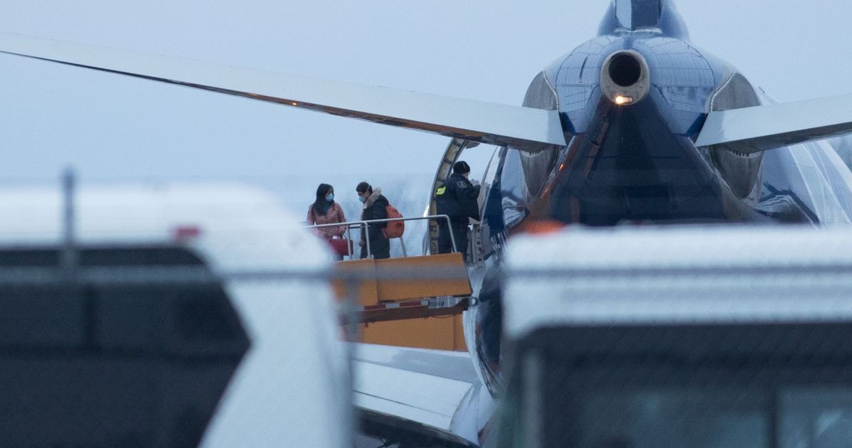武漢の避難者を運ぶ第2飛行機がカナダ軍基地に到着