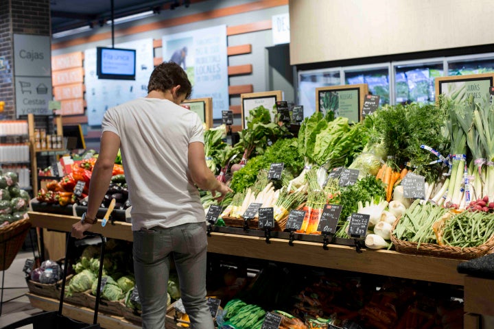 Sección de frutería de un supermercado Carrefour Market.