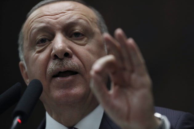 O Tαγίπ Ερντογάν σε ομιλία προς στελέχη του κόμματός του στην Άγκυρα, στις 5 Φεβρουαρίου 2020. Τα χτυπήματα μεταξύ τουρκικών και συριακών ενόπλων δυνάμεων πληθαίνουν και οι τόνοι ανεβαίνουν κατακόρυφα. (AP Photo/Burhan Ozbilici)