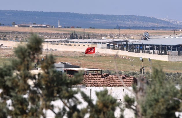 Ενα από τα παρατηρητήρια του τουρκικού στρατού στο έδαφος της Συρίας. Φωτογραφία τραβηγμένη στις 10 Φεβρουαρίου 2020.  (Photo by - / AFP) (Photo by -/AFP via Getty Images)