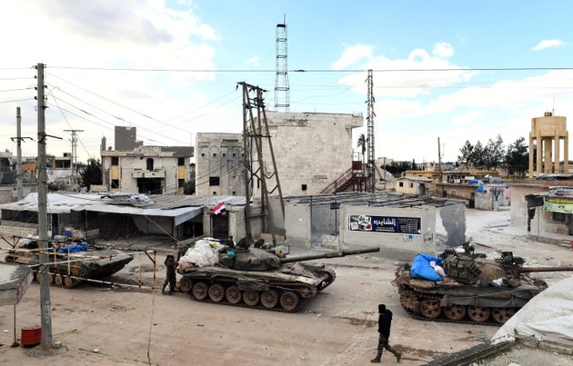 Από την προέλαση του συριακού στρατού στην Αλ-Ζάρμπα, κοντά στον αυτοκινητόδρομο που ενώνει τη Δαμασκό με το Χαλέπι. Σημείο στρατηγικής σημασίας όπου μαίνονται οι μάχες τα τελευταία 24ωρα. (Photo by - / AFP) (Photo by -/AFP via Getty Images)