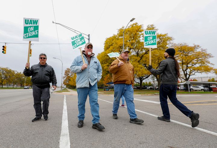 GM workers on strike in Warren, Michigan, last year. 