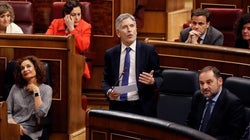 Marlaska acusa a Vox de xenofobia por alentar bulos de extranjeros y