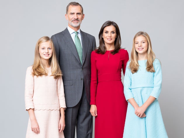 Letizia, Felipe e figlie hanno un nuovo album ufficiale (e Leonor già posa da