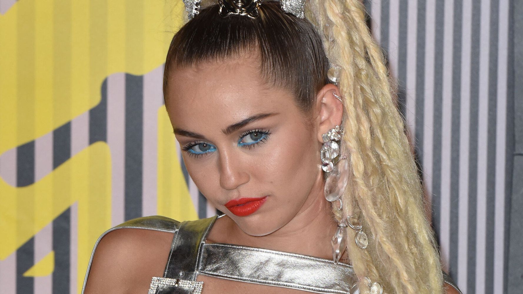 9. Miley Cyrus' Platinum Blue Hair Sparks Debate on Cultural Appropriation - wide 9