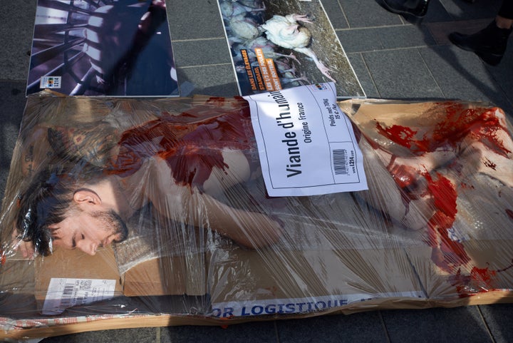 Des militants de l'association L214 organisent une manifestation contre la consommation de viande à Toulouse, en France, le 16 octobre 2019.