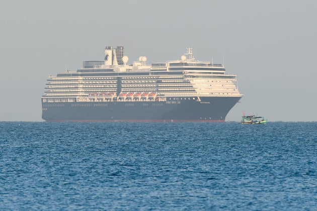 Refoule A Cause Du Coronavirus Ce Bateau De Croisiere Accoste Au Cambodge Le Huffpost