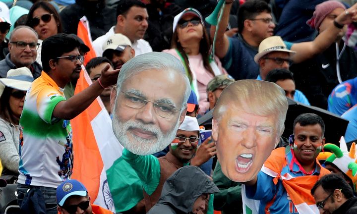Τα πρόσωπα του Ινδού πρωθυπουργού Μόντι και του Ντόναλντ Τραμπ ως αξεσουάρ στις κερδίδες του γηπέδου κρίκετ στο Αχμανταμπάντ. Ιούλιος 2019. (AP Photo/Aijaz Rahi)