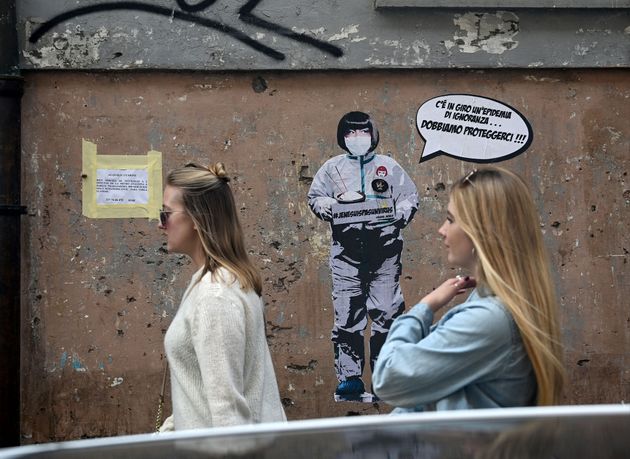 «Υπάρχει επιδημία άγνοιας στην ατμόσφαιρα, πρέπει να προστατέψουμε τους εαυτούς μας!» γράφει το graffiti στον τοίχο της κινεζικής συνοικίας στη Ρώμη (4 Φεβρουαρίου 2020).