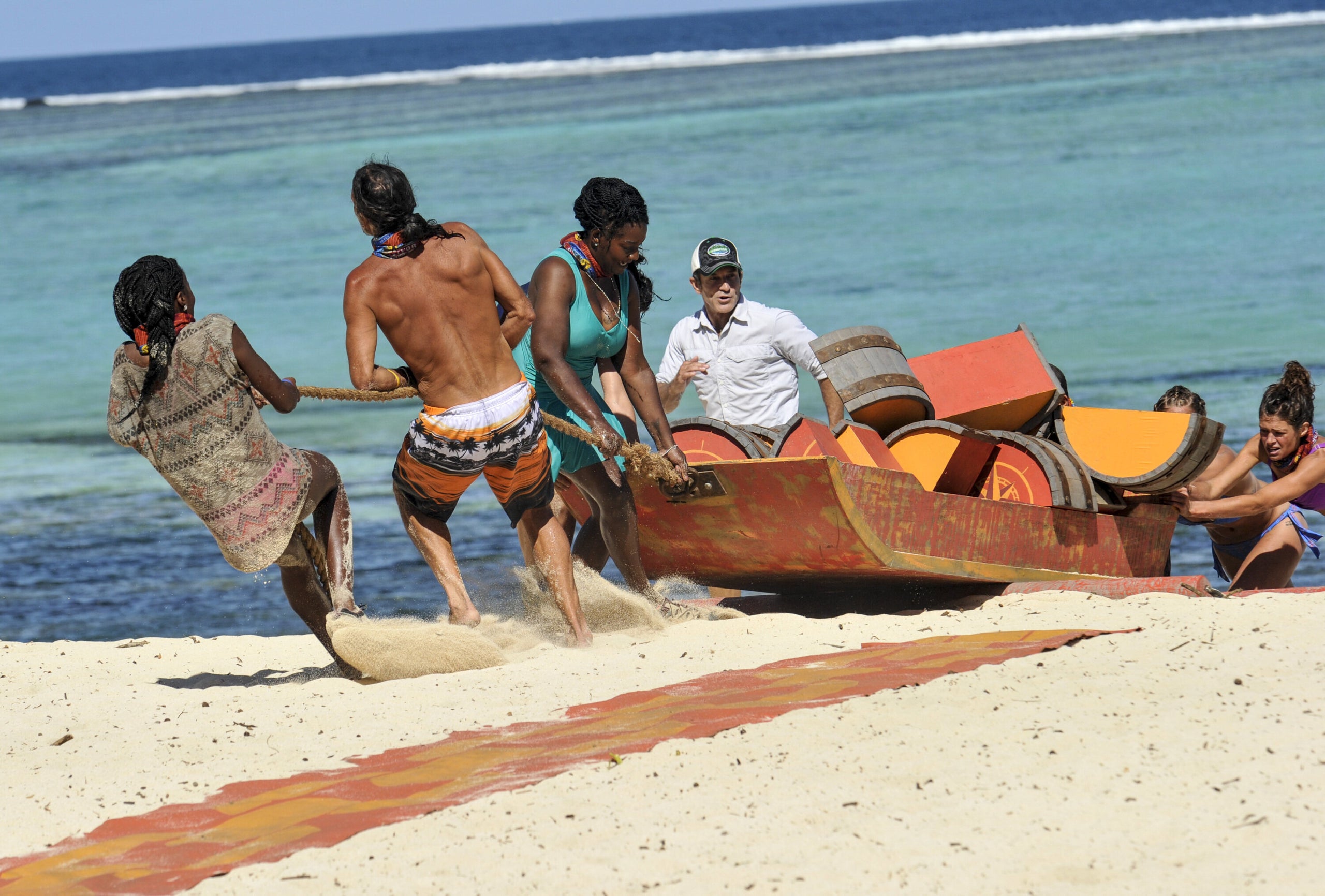 Jeff Probst watches Michaela Bradshaw, Troyzan Robertson, Cirie Fields and Hali Ford compete on the sixth episode of "Survivo