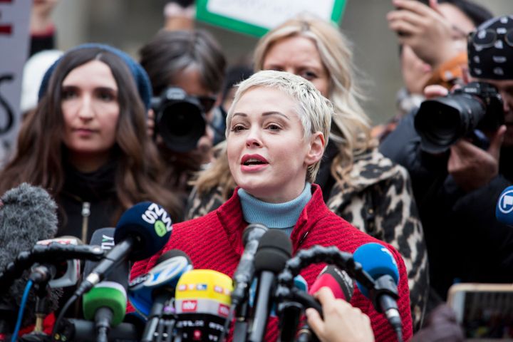 Rose McGowan à New York, le 6 janvier 2020, lors du début des procédures judiciaires contre le producteur Harvey Weinstein, accusé de viol par de nombreuses femmes.
