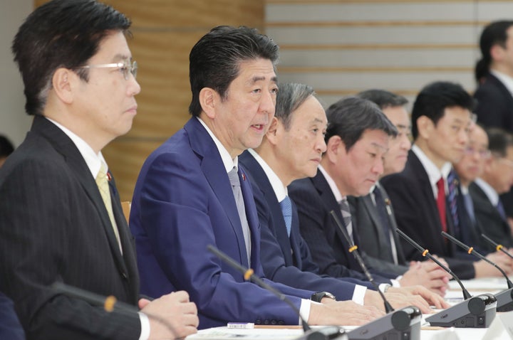 新型コロナウイルス感染症対策本部で発言する安倍晋三首相（左から2人目）。左端は加藤勝信厚生労働相＝2月13日、首相官邸