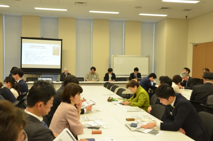 小池信行元法務省民事局参事官の基調講演に耳を傾ける国会議員ら。