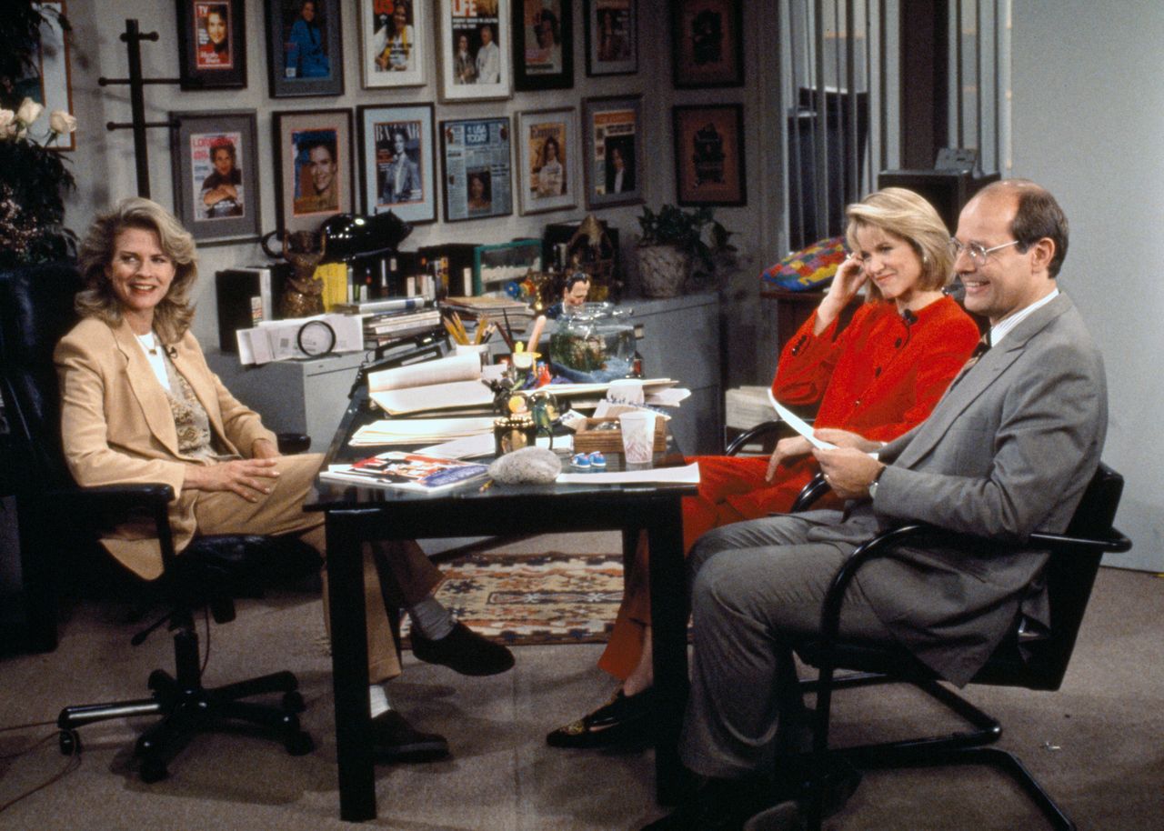 Από αριστερά η Κάντις Μπέργκεν, Πόλα Ζαν και Χάρι Σμίθ στα γυρίσματα του «Murphy Brown» το 1992. 