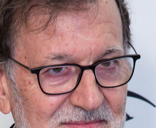 Foto en detalle (no menor) de las nuevas gafas de Mariano Rajoy