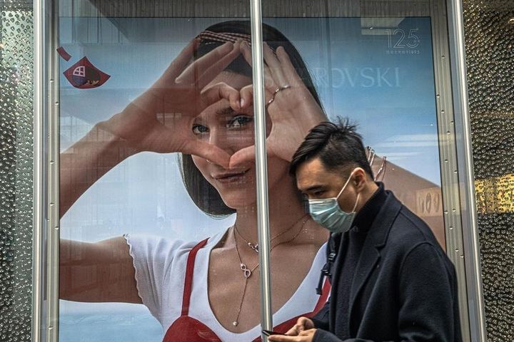 Un hombre pasea junto a uno de los pocos carteles de San Valentín que hay en China
