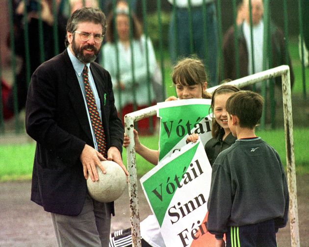 El presidente de Sinn Féin, Gerry Adams, jugando con unos niños de Belfast en junio de...