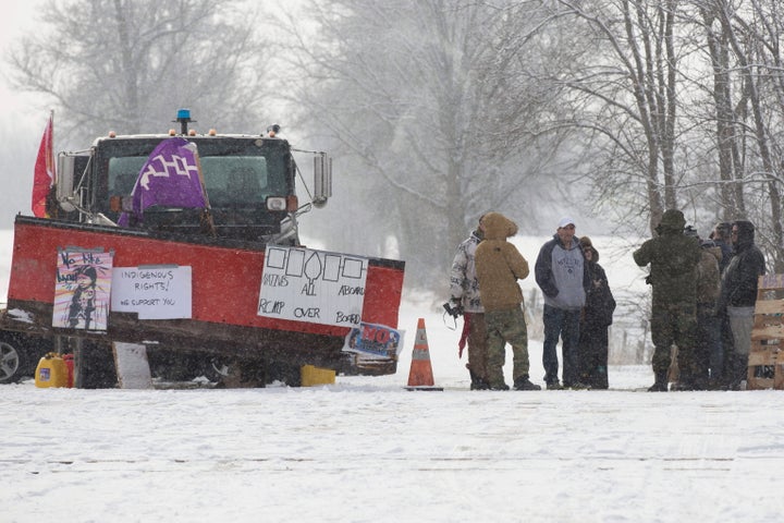 Pour un 9e jour de suite, des membres de la nation Tyendinaga bloquent la voie ferrée près de Belleville en Ontario.