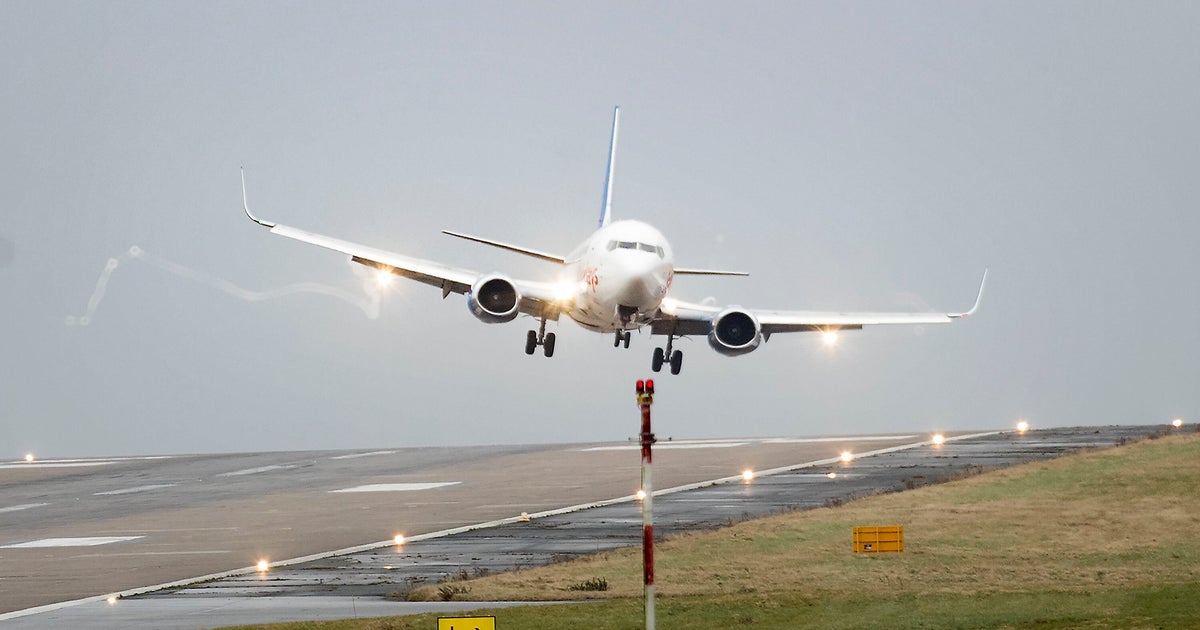 Here's What Your Pilot's Thinking When They're Landing A Plane Sideways ...