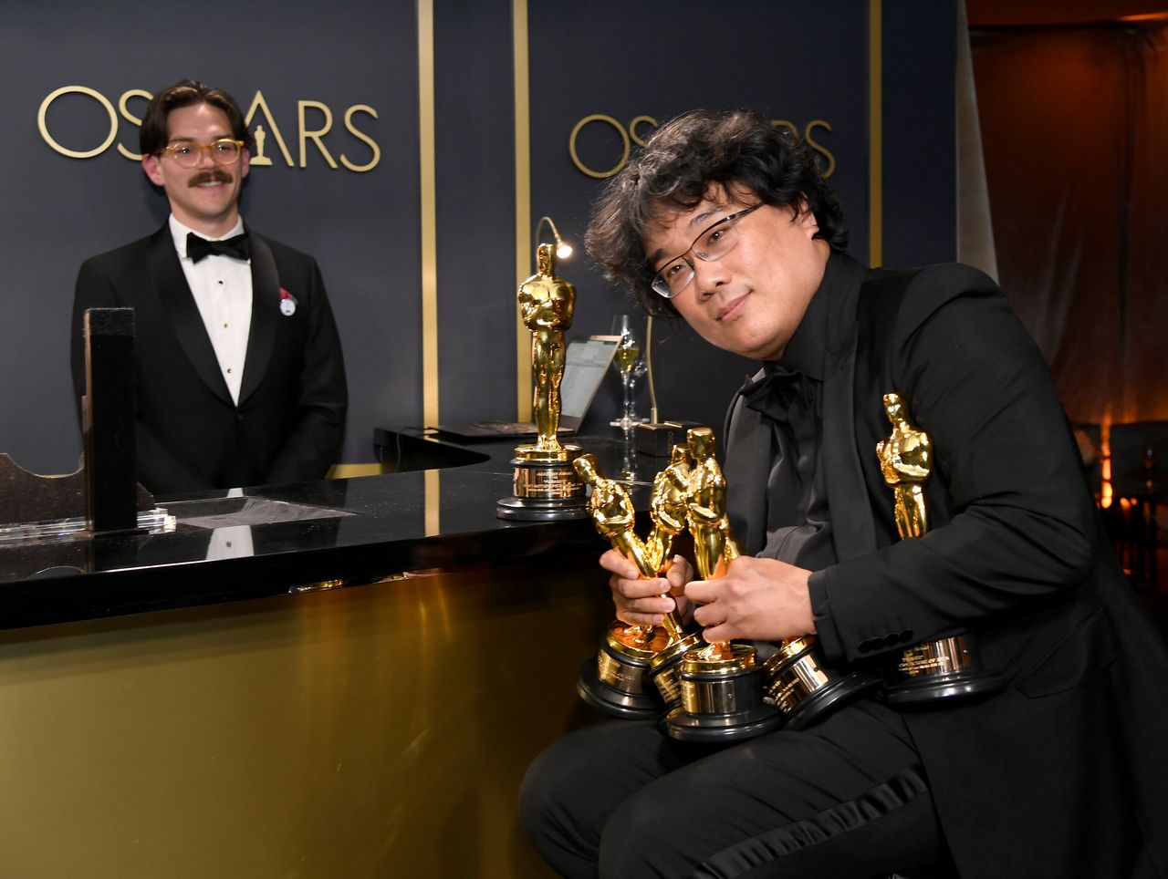 Ο Νοτιοκοεράτη σκηνοθέτης και σεναριογράφος της ταινίας «Παράσιτα», Μπονγκ Τζουν Χο με τα τέσσερα βραβεία Οσκαρ που κέρδισε. Καλύτερης ταινίας, Καλύτερης Σκηνοθεσίας, Καλύτερου Πρωτότυπου Σεναρίου και Καλύτερης Ξένης Ταινίας.
