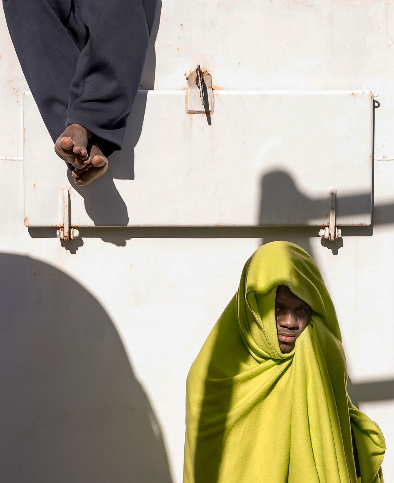 Δύο μετανάστες, μετά την περισυλλογή τους στον Λιβυκό Κόλπο, ενώ κάθονται στο κατάστρωμα του πλοίου διάσωσης «Aita Mari», της Ισπανικής μη κυβερνητικής οργάνωσης, «Maydayterraneo».