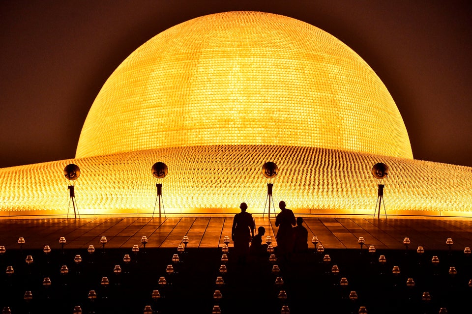 Βουδιστές μοναχοί παίρνουν τις θέσεις τους πριν από την προσευχή κατά τη διάρκεια των εορτασμών Μάκα Μπούτσα στο ναό Γουάτ Νταμακάγια στη Μπανγκόκ στις 8 Φεβρουαρίου.