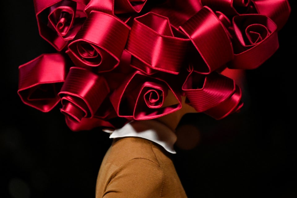 Μοντέλο παρουσιάζει την κολεξιόν του Μαρκ Τζέικομπς, για το Φθινόπωρο και τον Χειμώνα του 2020, κατά την Εβδομάδα Μόδα της Νέας Υόρκης, στις 12 Φεβρουαρίου.