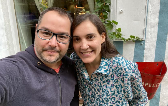 El autor, con Boticaria García.