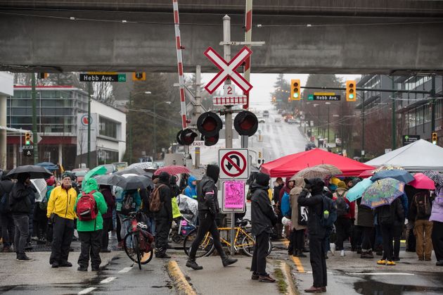 抗議者たちは、2020年2月15日にバンクーバーでCNレールトラックをウェットスウェテンと連帯して封鎖しました...