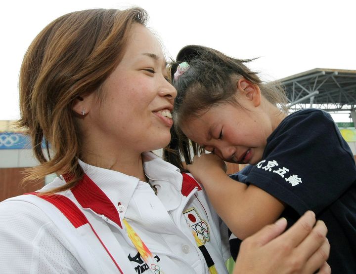 北京オリンピッククレー射撃の女子トラップで4位に入賞し、娘の芽生さん（右）を抱きしめる中山由起枝（中国・北京）