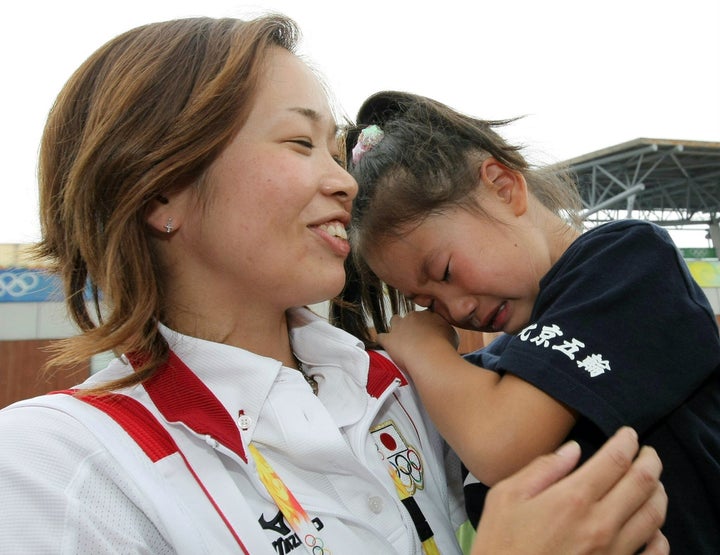 北京オリンピッククレー射撃の女子トラップで4位に入賞し、娘の芽生さん（右）を抱きしめる中山由起枝（中国・北京）