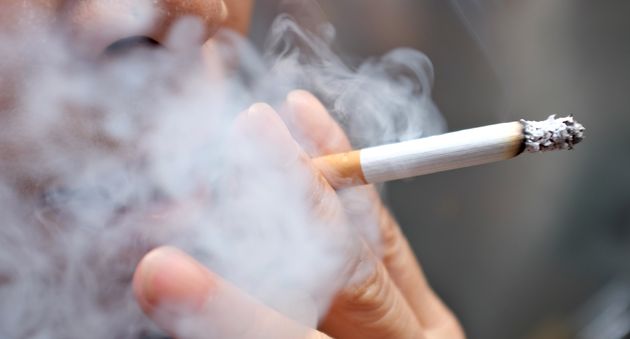 El ministro de Sanidad prevé revisar la ley del tabaco para hacerla más