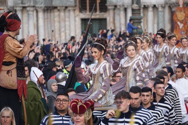 Una giovane Maria saluta la folla in piazza San Marco, durante la Sfilata delle Marie, in anteprima del...