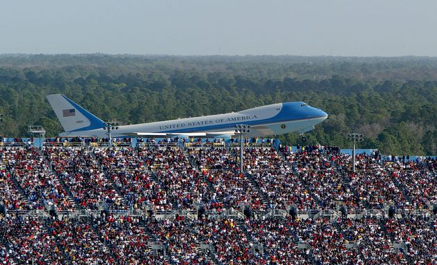 Trumps Campaign Manager Tweeted A 16-Year-Old Photo Of Air Force One