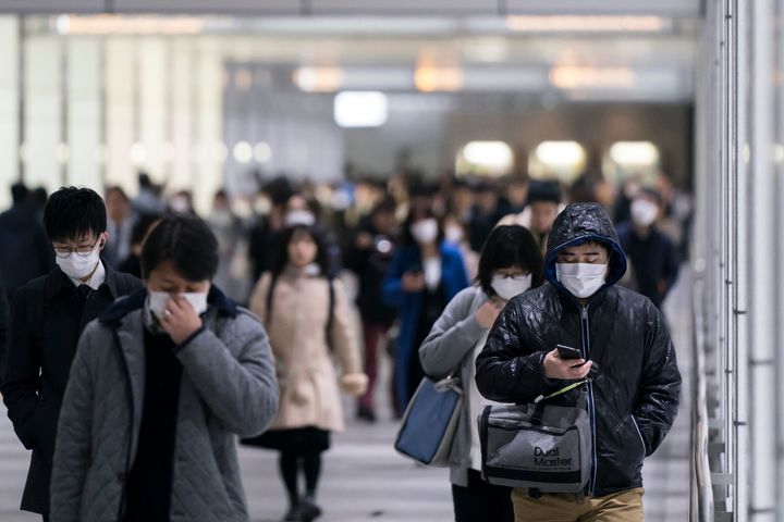 マスクを付けて歩く人々のイメージ