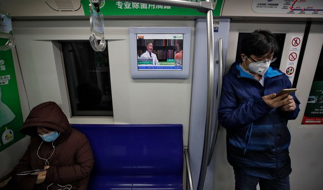 Des passagers du métro de Pékin, en Chine, en pleine épidémie de coronavirus,...