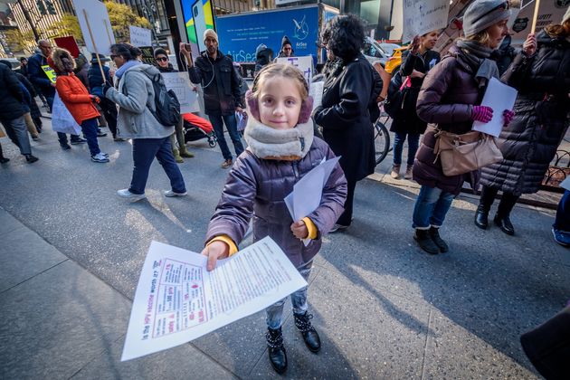 反ワクチン運動に参加し、チラシを配る子どもたち（2019年12月5日＝ニューヨーク）