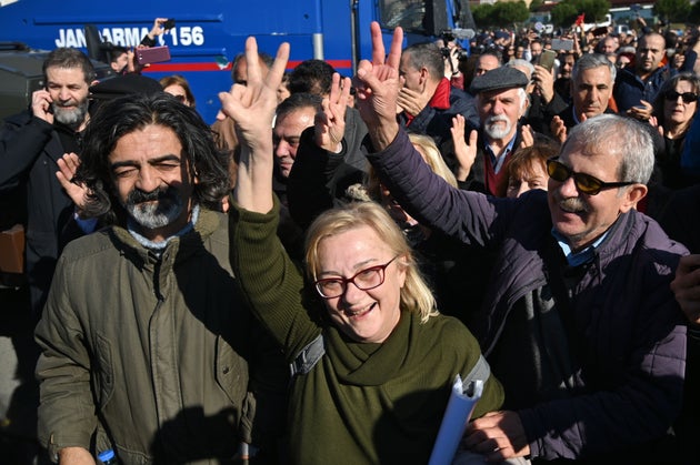 Πανηγυρισμοί έξω από το δικαστήριο μετά την αθωωτική απόφαση για πρωταγωνιστές των διαδηλώσεων στο Πάρκο Γκεζί, επτά χρόνια μετά τα επεισόδια που συγκλόνισαν τότε την Κωνσταντινούπολη. (Photo by Ozan KOSE / AFP) (Photo by OZAN KOSE/AFP via Getty Images)