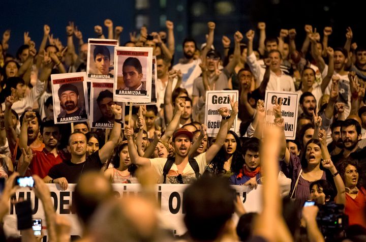 Xαρακτηριστικό στιγμιότυπο από τις μαζικές αντικυβερνητικές διαδηλώσεις και τα μεγάλης έκτασης επεισόδια στο Πάρκο Γκεζί, τον Ιούνιο του 2013. (AP Photo/Vadim Ghirda)