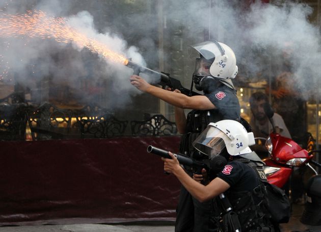 Xαρακτηριστικό στιγμιότυπο από τις μαζικές αντικυβερνητικές διαδηλώσεις και τα μεγάλης έκτασης επεισόδια στο Πάρκο Γκεζί, τον Ιούνιο του 2013.(AP Photo/Thanassis Stavrakis)