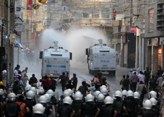 Xαρακτηριστικό στιγμιότυπο από τις μαζικές αντικυβερνητικές διαδηλώσεις και τα μεγάλης έκτασης επεισόδια στο Πάρκο Γκεζί, τον Ιούνιο του 2013.(AP Photo/Thanassis Stavrakis)