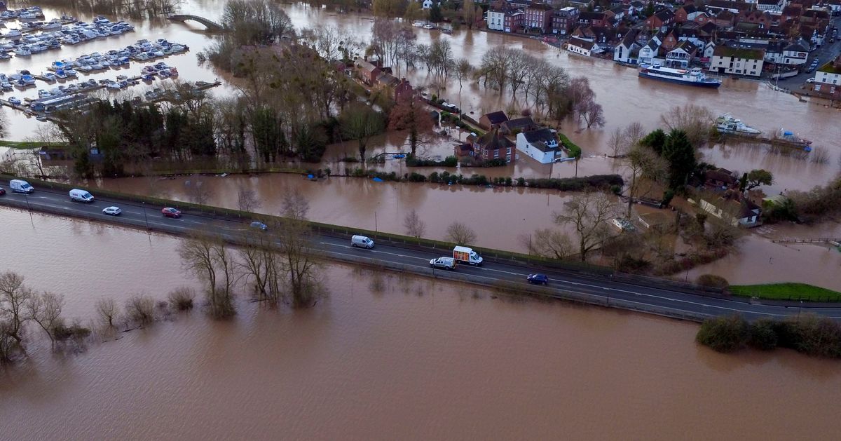 Uk Flooding Two Shropshire Towns Urged To Evacuate As Rivers Rise To Record Levels Huffpost