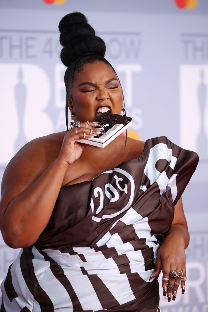 Lizzo had a little snack on the red carpet