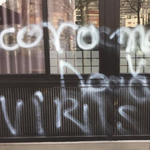 「コロナウイルス、出て行け」。パリ近郊の日本食レストランに差別的な落書き。現地に住む人「外出取りやめている」