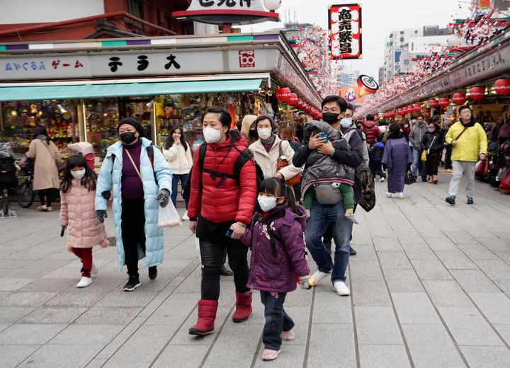 マスク姿で浅草を歩く外国人観光客