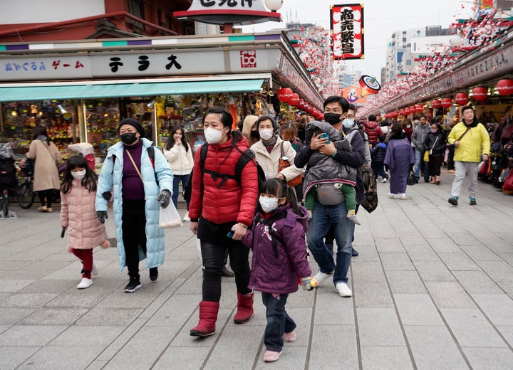 マスク姿で浅草を歩く外国人観光客