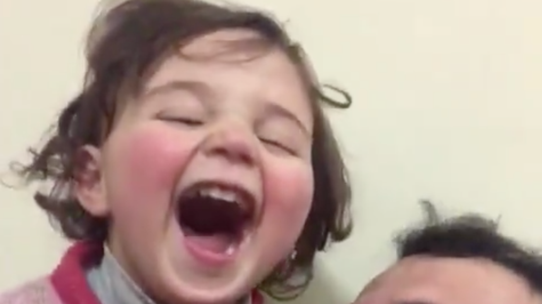 大笑い それは悲しい現実だった 爆撃あったら笑うゲームで父が娘を守っていた ハフポスト