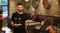 Si eres español y quieres ser camarero en Reino Unido, no podrás después del