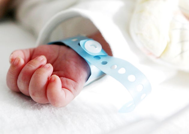 Le Bebe Premature Enleve Par Sa Mere A Paris Retrouve En Parfaite Sante Le Huffpost Le Bebe Premature Enleve Par Sa Mere A Paris Retrouve En Parfaite Sante Le Huffpost